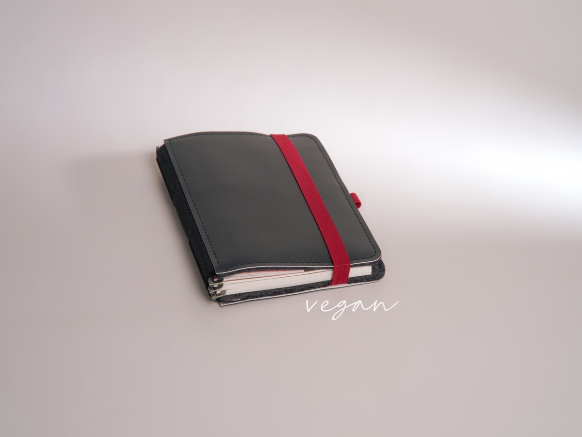  V_19 Taschenbegleiter mit rotem Verschlussband - Langlebig und vielseitig.